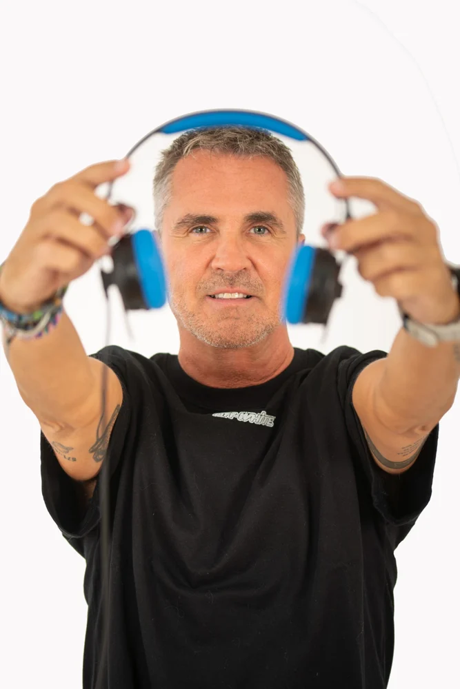 DINGY con los auriculares en las manos