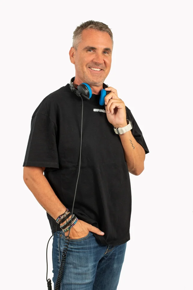 DINGY con auriculares al cuello