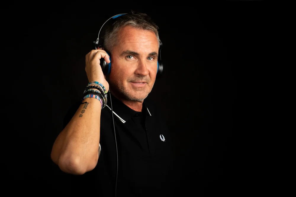 Retrato de DINGY con auriculares en cabina